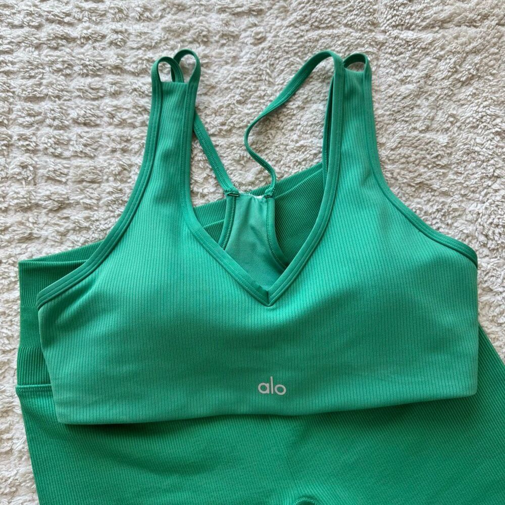 Alo SET Airlift Jump Start Bra & Seamless Shorts Seamless Green Lettuce Medium - Picture 2 of 7